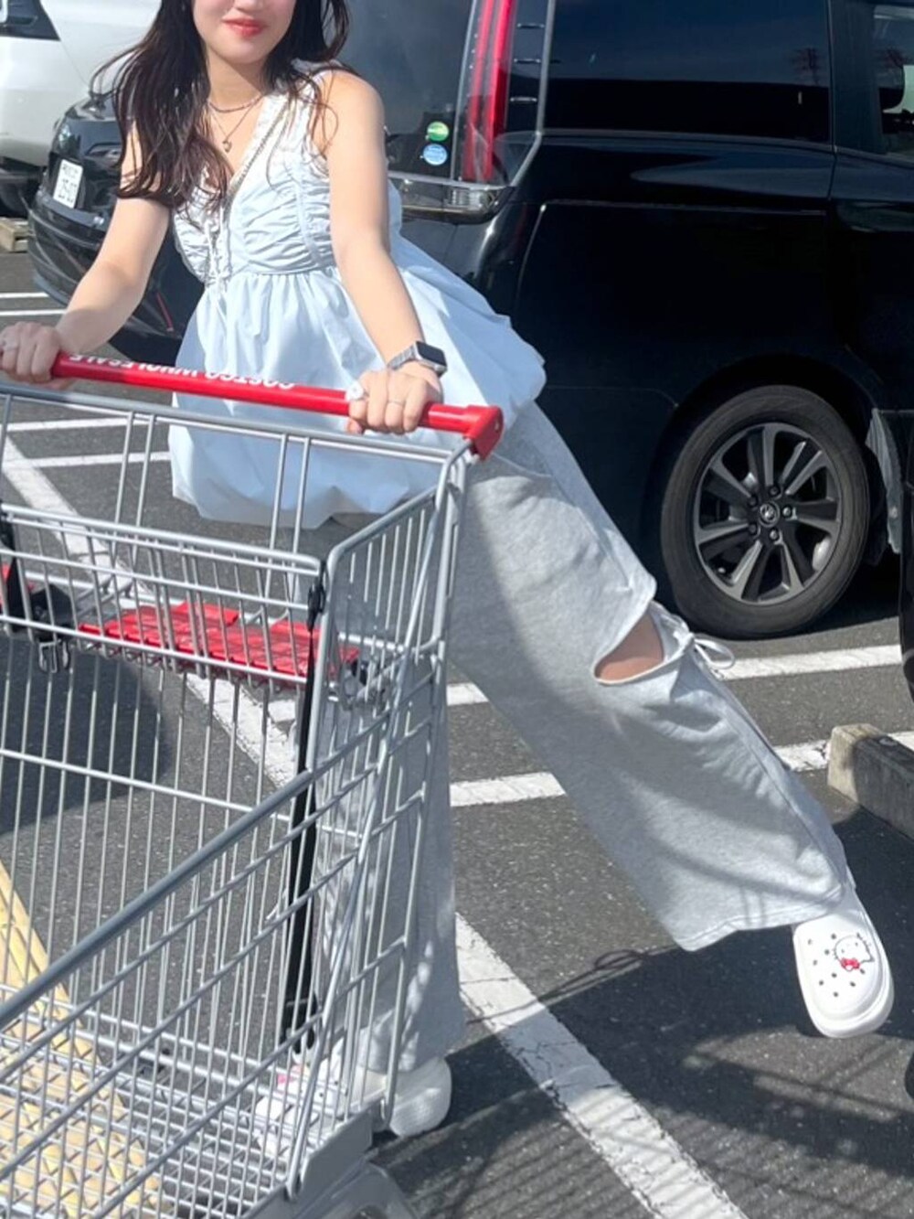 グレー系のスウェットパンツ、ブルー系のシャツ/ブラウス、ホワイト系のタンクトップを着用したレディースの夏コーディネートの2枚目の写真