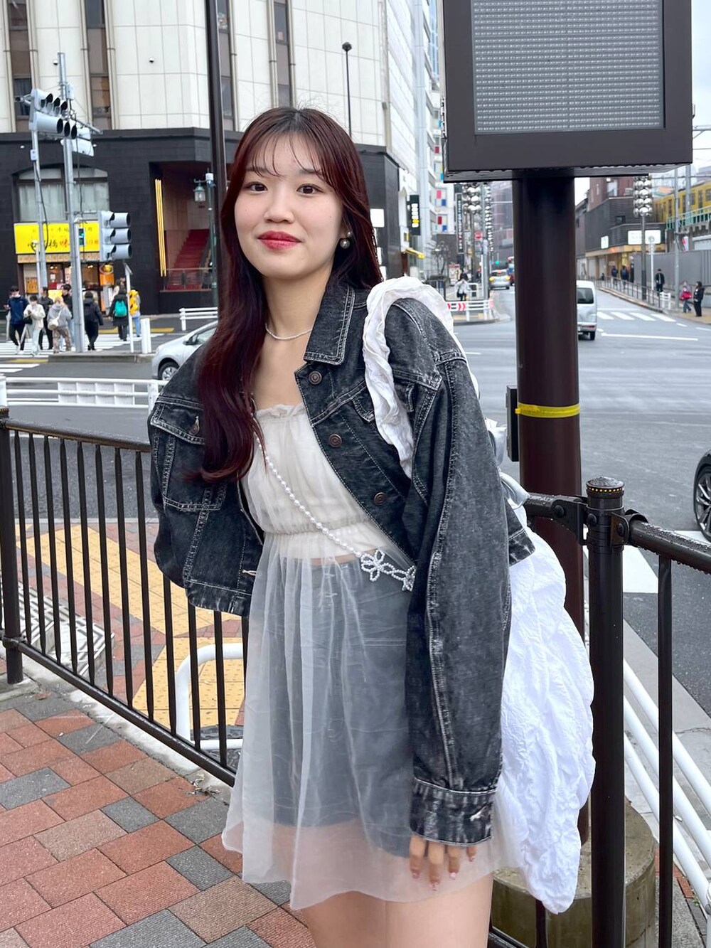 グレー系のワンピース、ホワイト系のキャミソール、ブラック系のブーツを着用したレディースの夏コーディネートの6枚目の写真