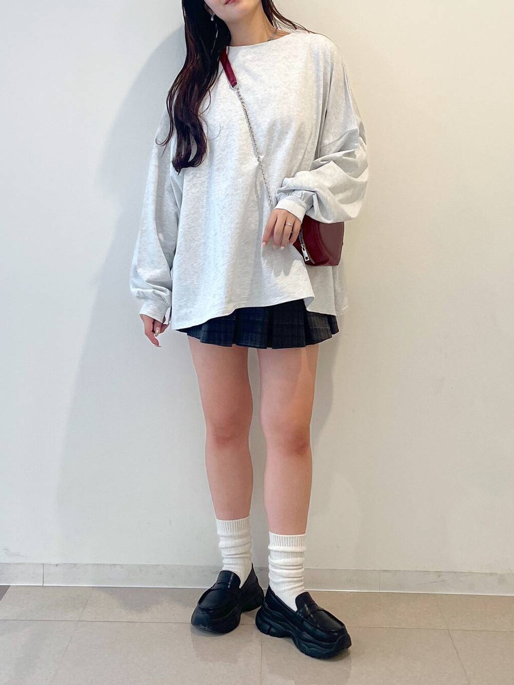 ベージュ系のTシャツ/カットソー、ホワイト系のキャミソール、ブラック系のローファーを着用したレディースの春コーディネートの6枚目の写真