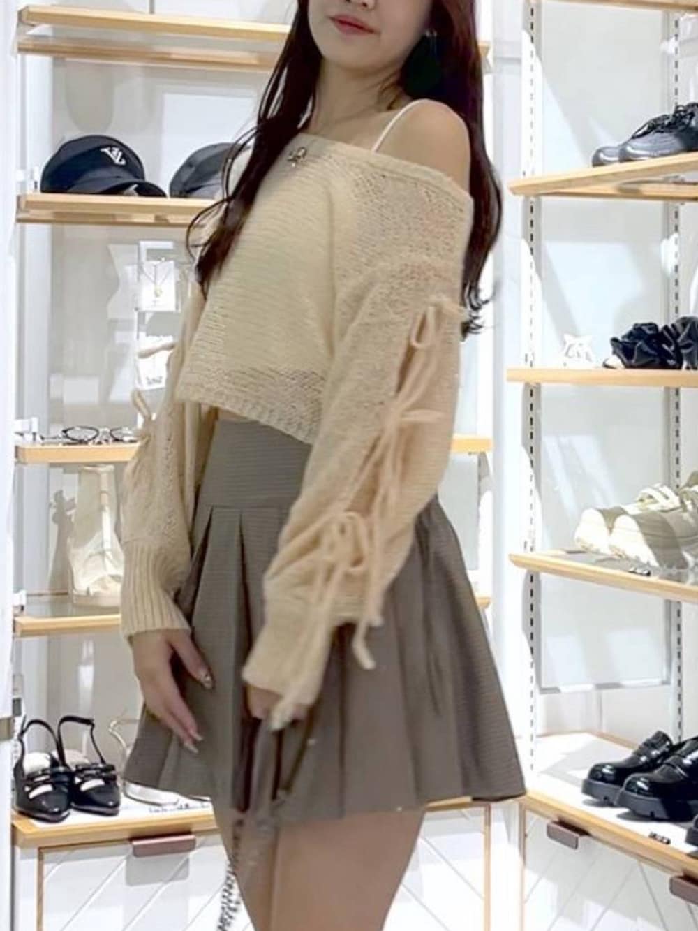 ブラウン系のショルダーバッグ、ブラウン系のブーツ、ホワイト系のキャミソールを着用したレディースの春コーディネートの3枚目の写真