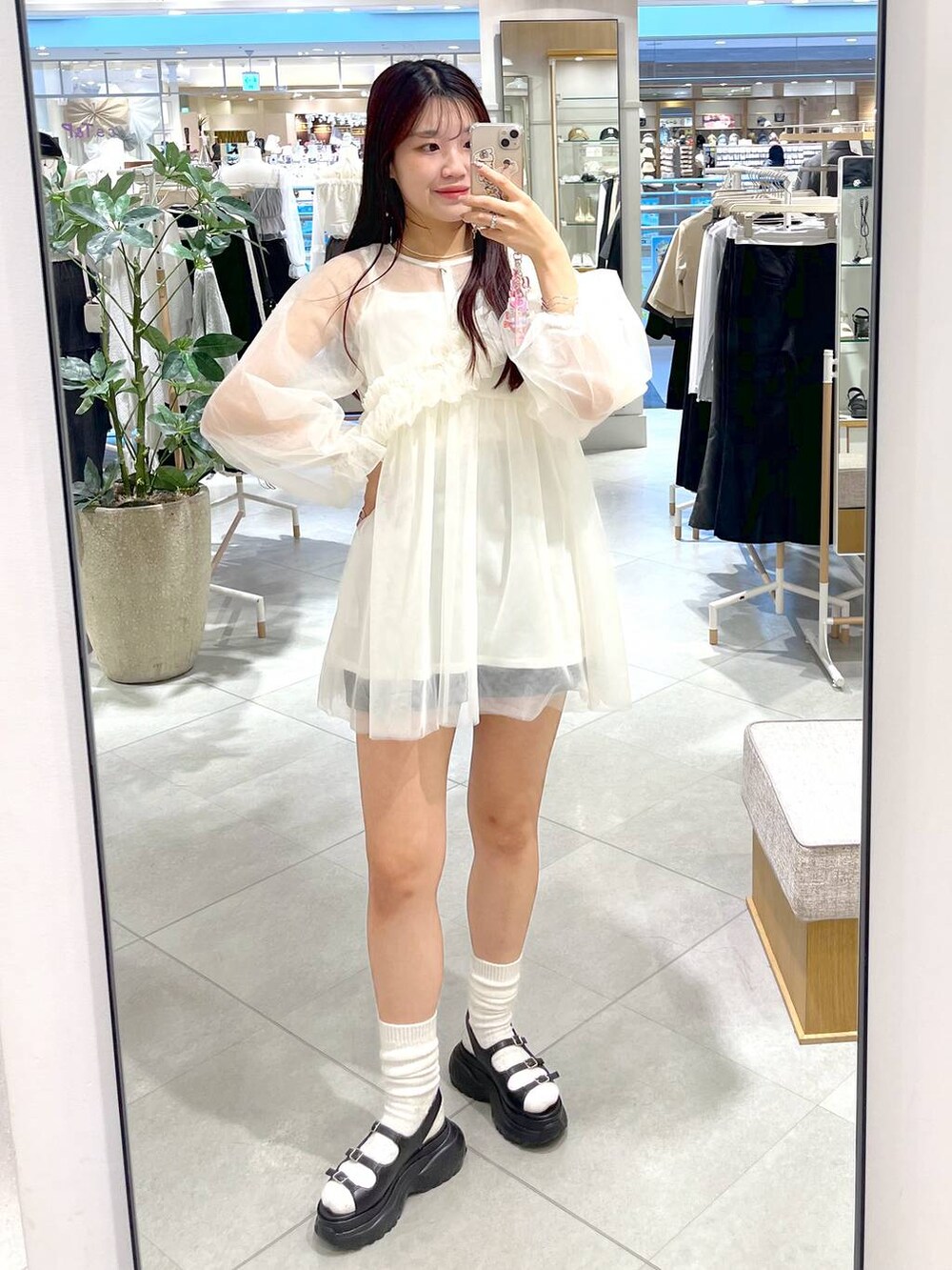 ホワイト系のシャツ/ブラウス、ブラック系のその他パンツ、ホワイト系のキャミソールを着用したレディースの春コーディネートの3枚目の写真