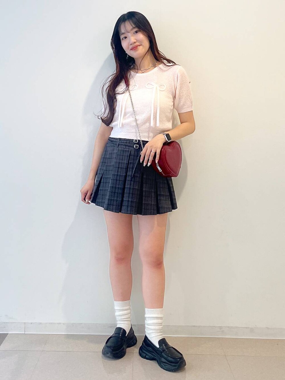 ホワイト系のキャミソール、ブラック系のローファー、グレー系のスカートを着用したレディースの春コーディネートの3枚目の写真