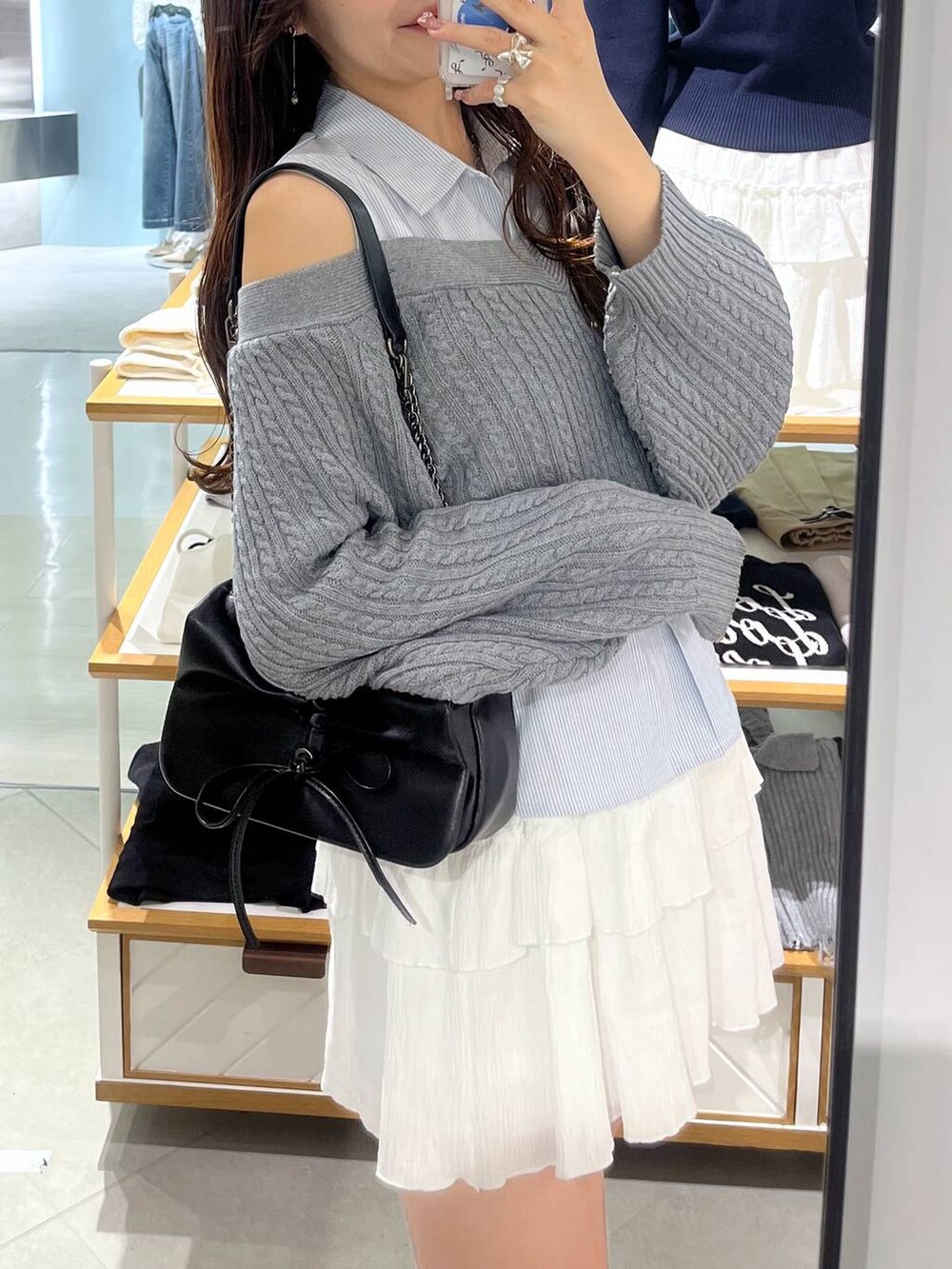 ブラック系のショルダーバッグ、ホワイト系のキャミソール、ブラック系のローファーを着用したレディースの春コーディネートの5枚目の写真