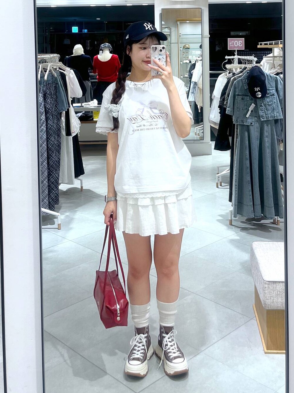 ホワイト系のキャミソール、ホワイト系のスカート、レッド系のボストンバッグを着用したレディースの春コーディネートの8枚目の写真