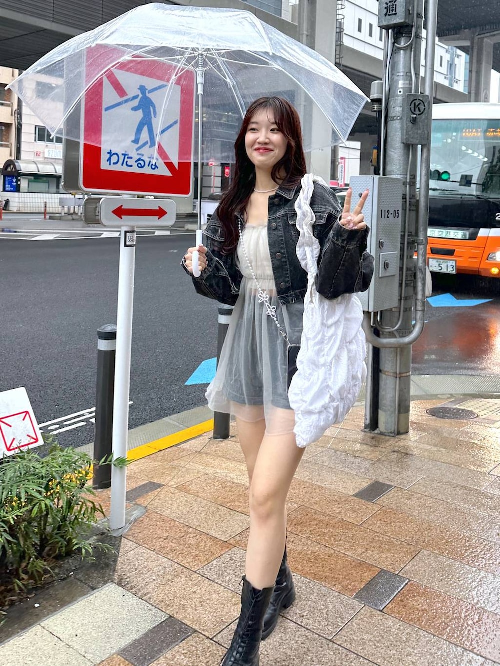 グレー系のワンピース、ホワイト系のキャミソール、ブラック系のブーツを着用したレディースの夏コーディネートの2枚目の写真