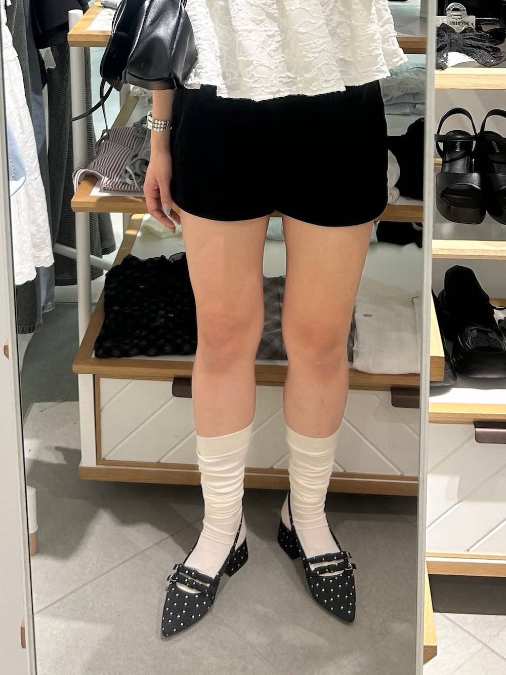 ブラック系のパンプス、ホワイト系のシャツ/ブラウス、ブラック系のその他パンツを着用したレディースの夏コーディネートの4枚目の写真