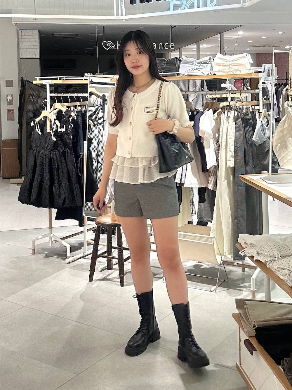グレー系のその他パンツ、ホワイト系のチューブトップ、ブラック系のショルダーバッグを着用したレディースの夏コーディネートの5枚目の写真
