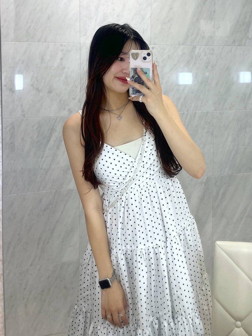 ブルー系のデニムパンツ、ホワイト系のキャミソール、その他のワンピースを着用したレディースの春コーディネートの4枚目の写真