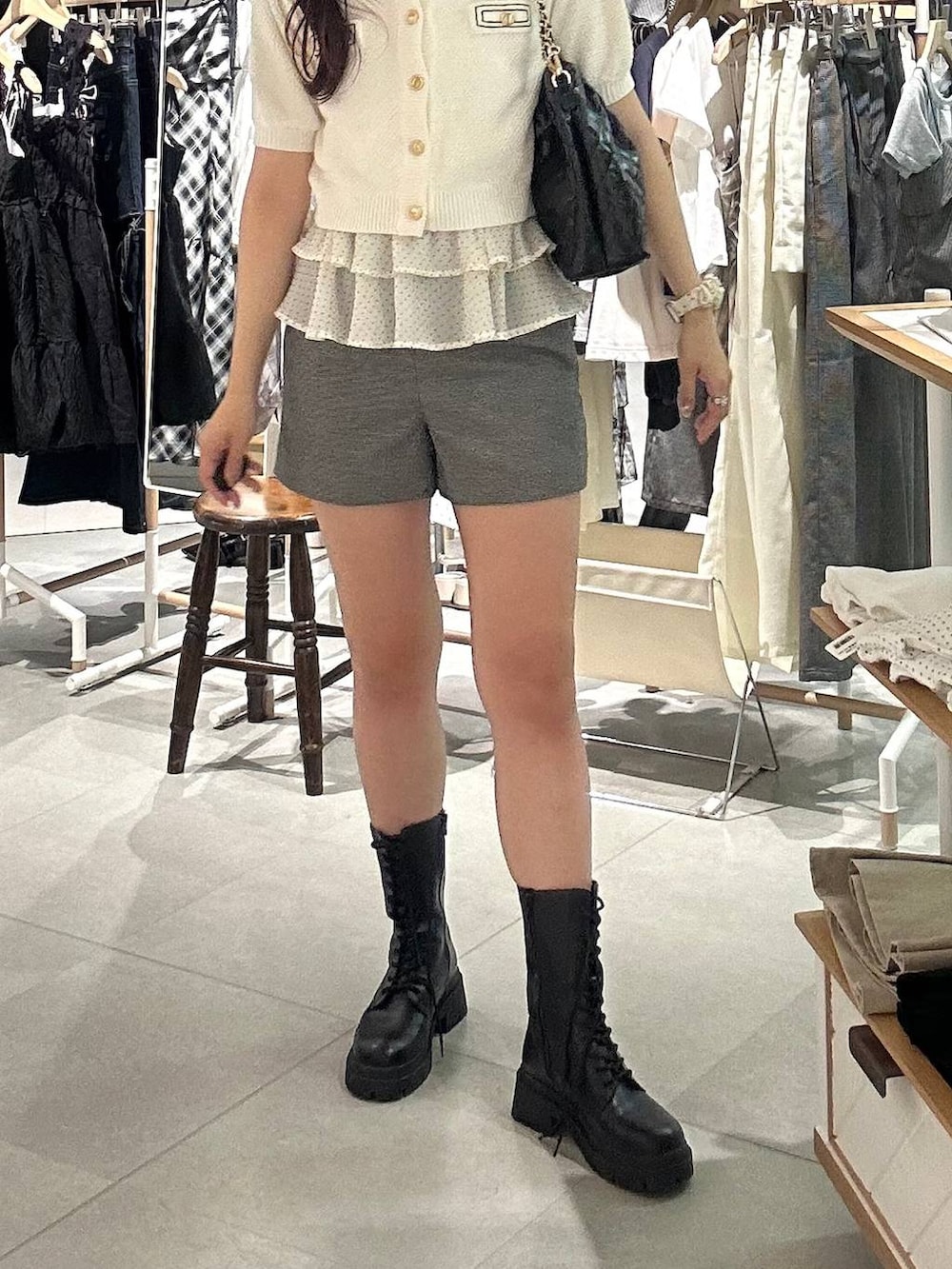 グレー系のその他パンツ、ホワイト系のチューブトップ、ブラック系のショルダーバッグを着用したレディースの夏コーディネートの9枚目の写真