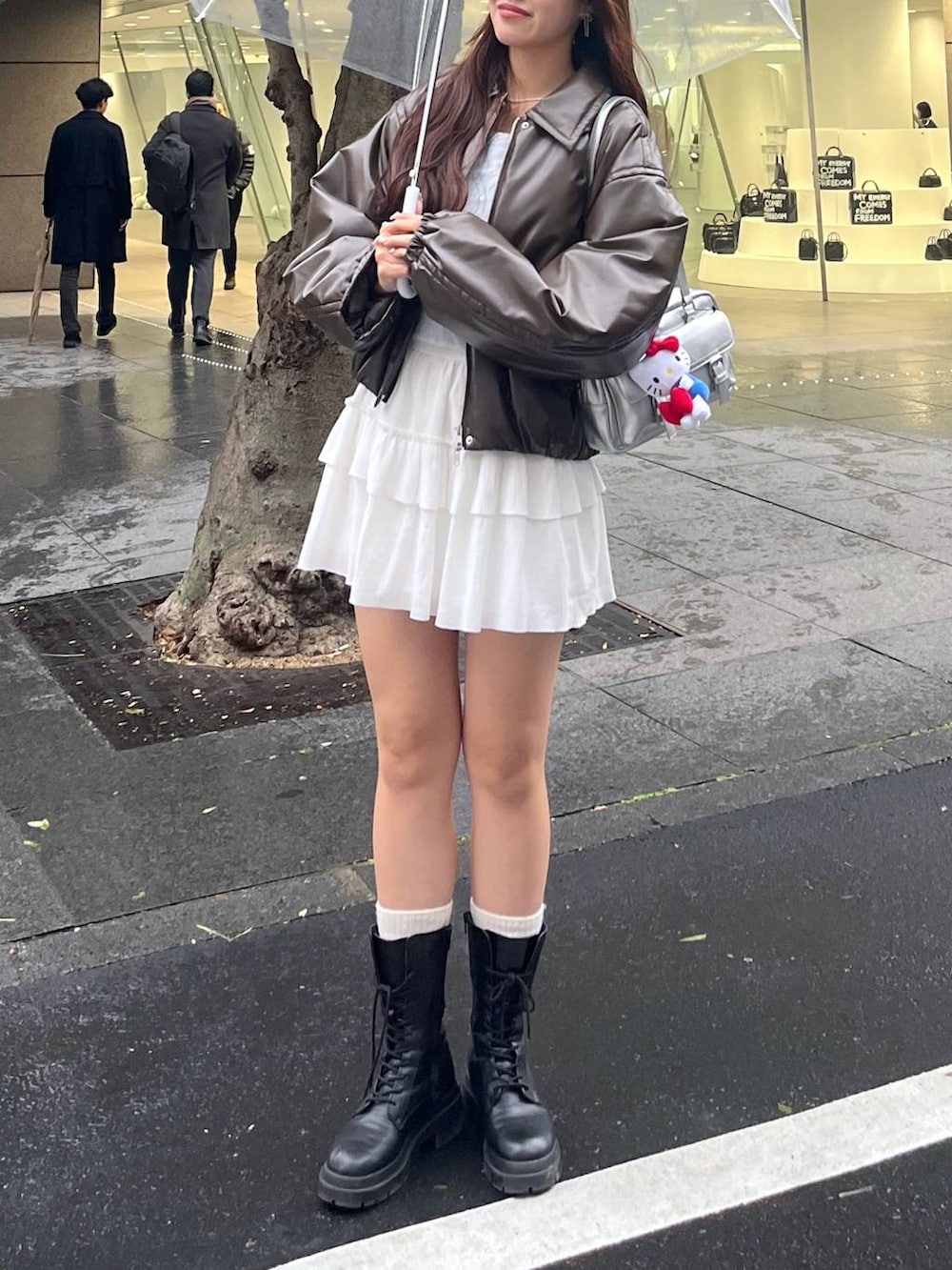 ホワイト系のTシャツ/カットソー、シルバー系のショルダーバッグ、ブルー系のニット/セーターを着用したレディースの冬コーディネートの3枚目の写真