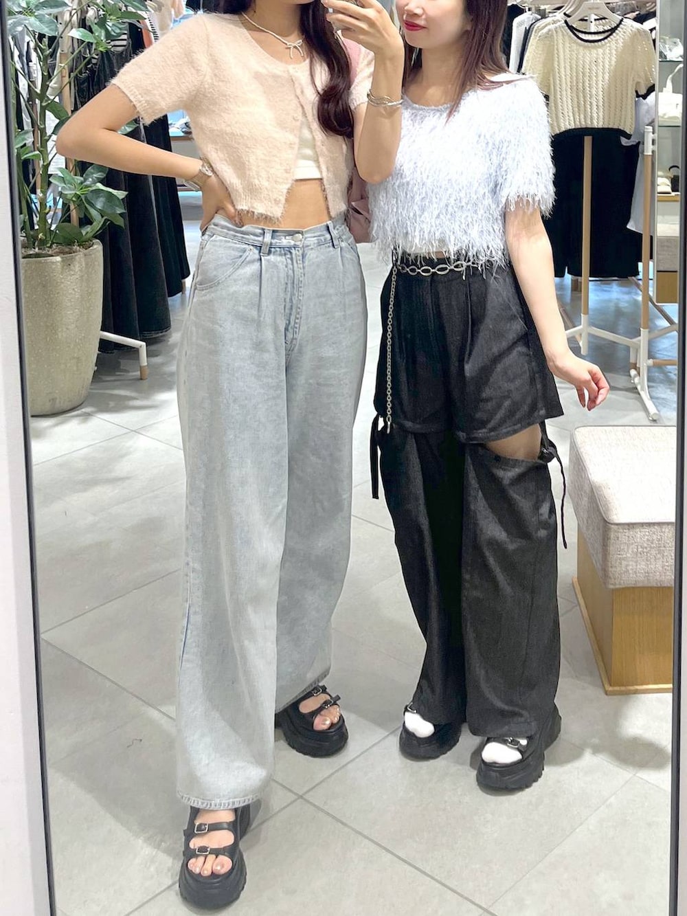 ブラック系のスラックス、ブルー系のTシャツ/カットソー、ホワイト系のキャミソールを着用したレディースの春コーディネートの3枚目の写真