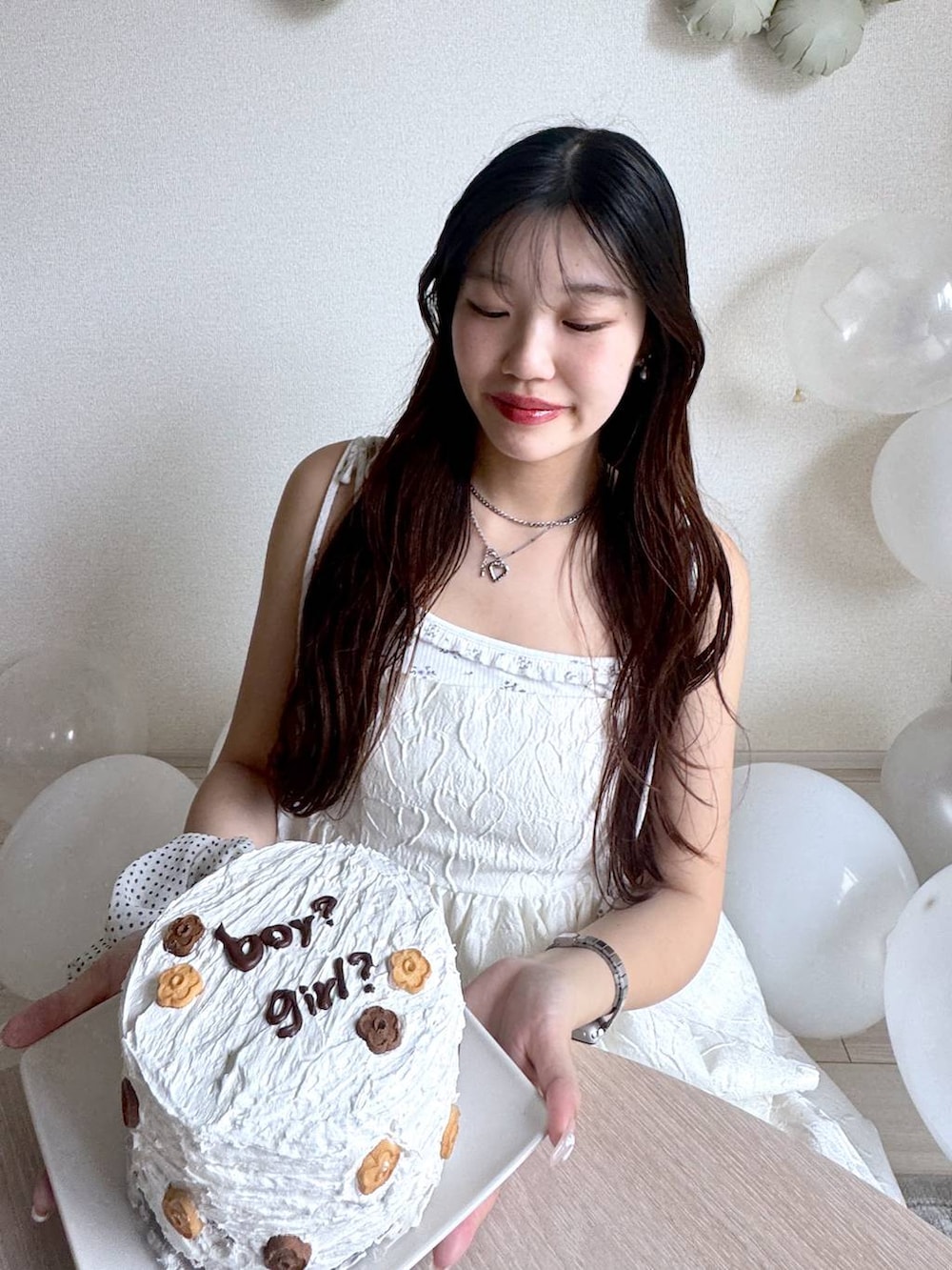 ホワイト系のワンピース、ホワイト系のカーディガン/ボレロ、ホワイト系のキャミソールを着用したレディースの春コーディネートの4枚目の写真