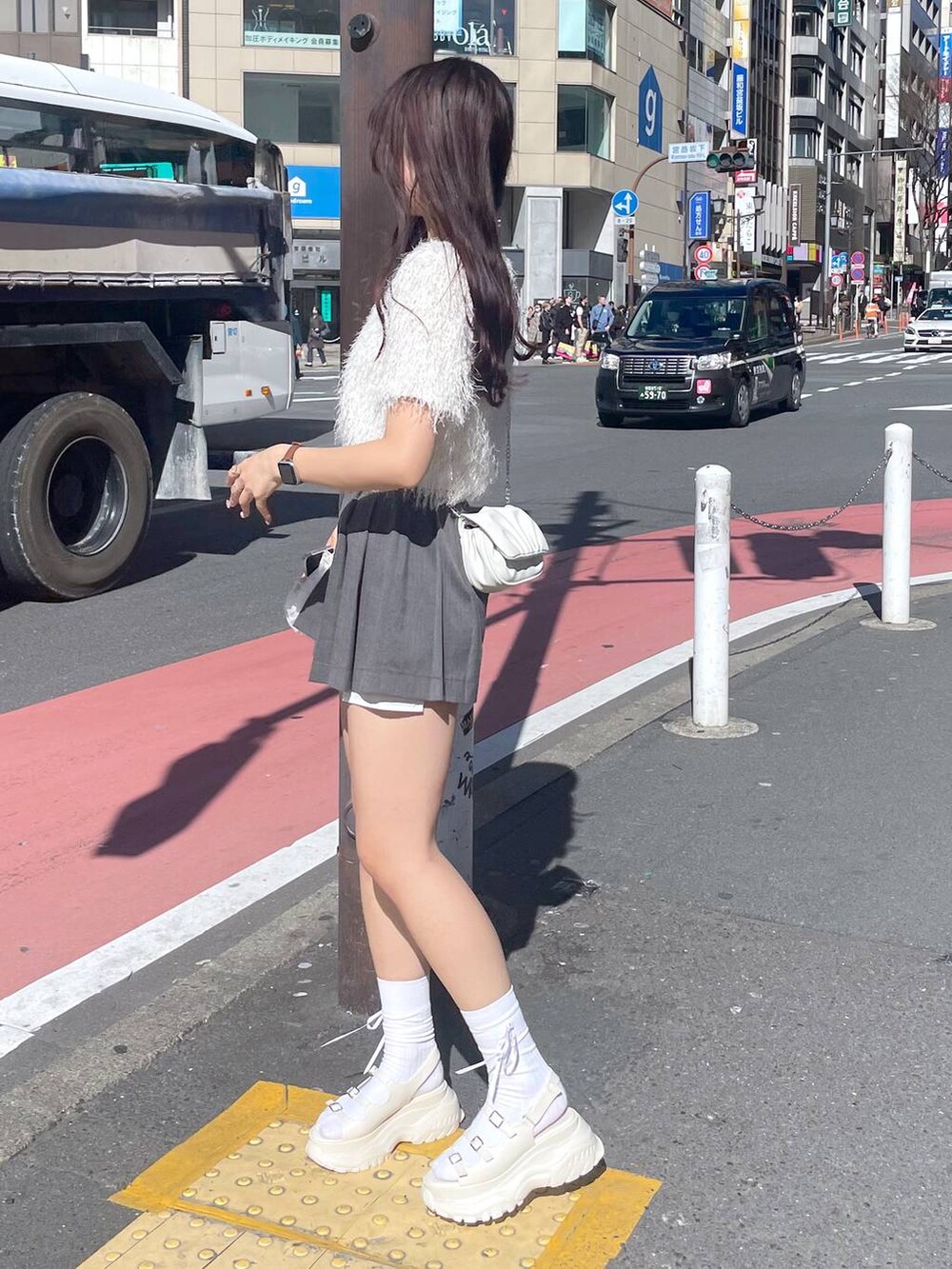 ホワイト系のショルダーバッグ、ホワイト系のキャミソール、ホワイト系のサンダルを着用したレディースの夏コーディネートの9枚目の写真