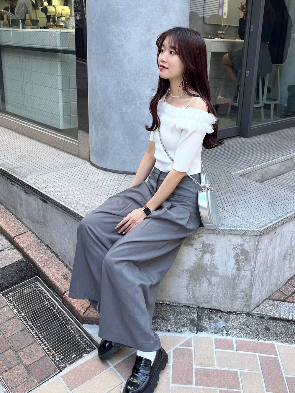 ホワイト系のショルダーバッグ、シルバー系のショルダーバッグ、ブラック系のローファーを着用したレディースの春コーディネートの6枚目の写真