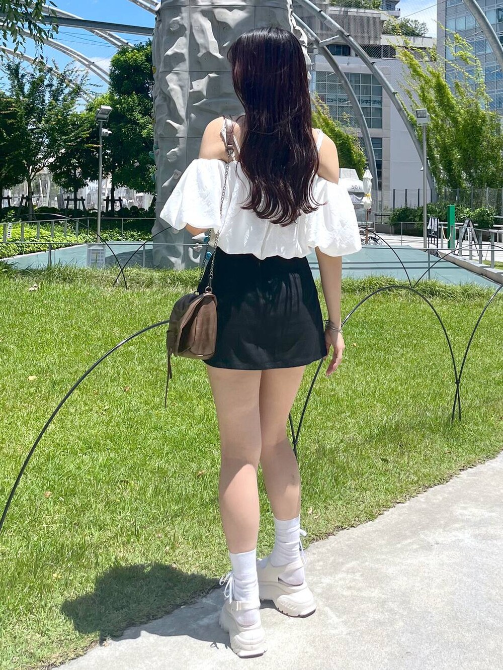 ブラック系のスカート、ホワイト系のシャツ/ブラウス、ホワイト系のキャミソールを着用したレディースの夏コーディネートの3枚目の写真