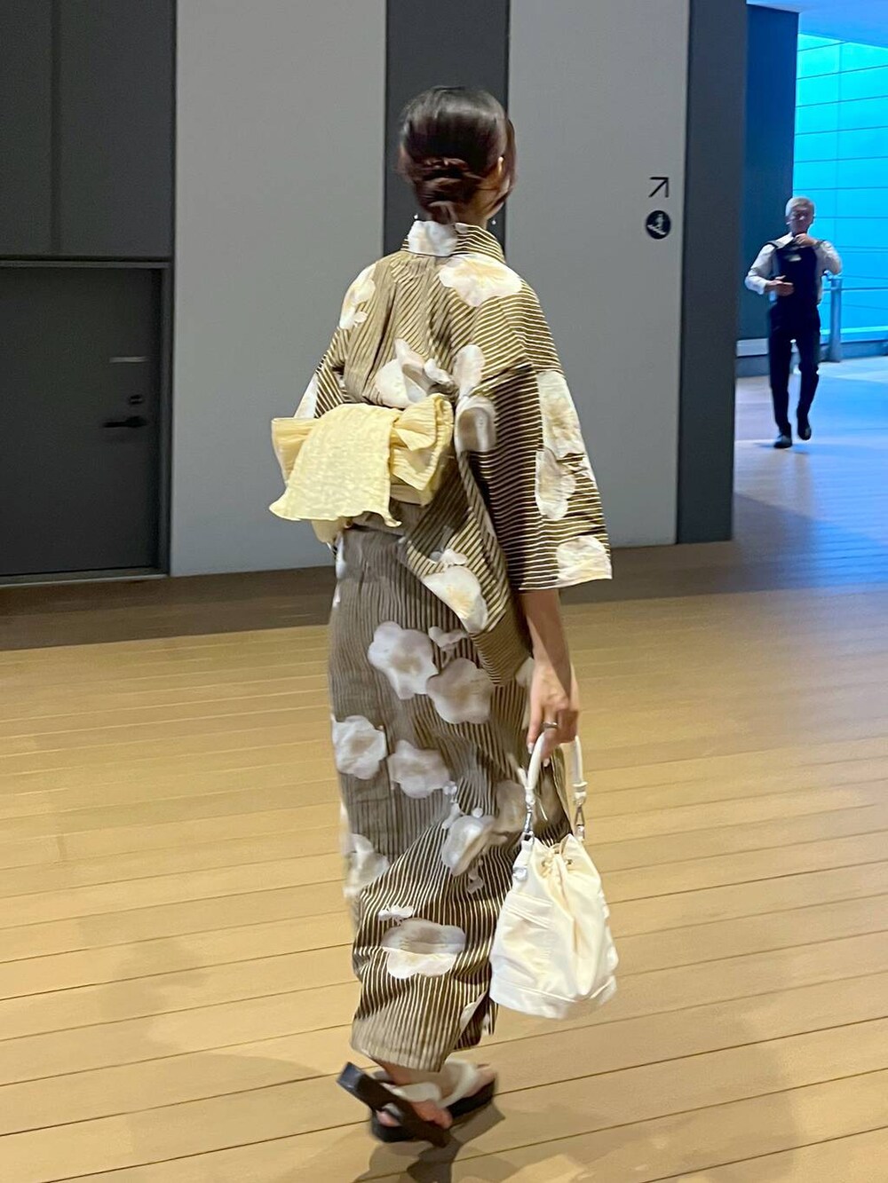 ホワイト系のショルダーバッグ、ホワイト系のキャミソール、シルバー系のリングを着用したレディースの夏コーディネートの2枚目の写真