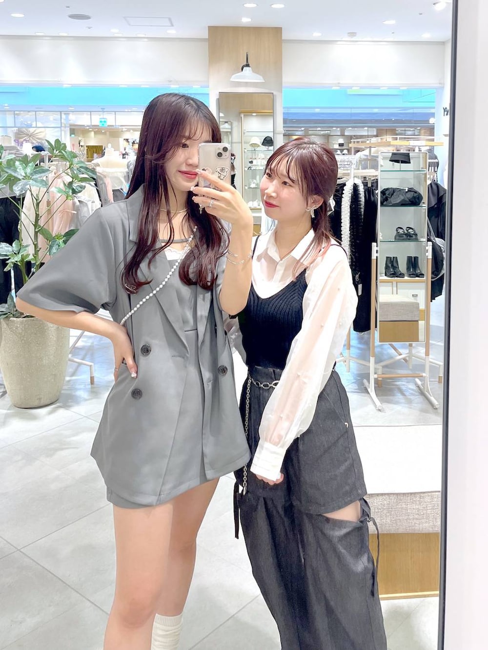 ブラック系のスラックス、ブラック系のシャツ/ブラウス、グレー系のワンピースを着用したレディースの春コーディネートの4枚目の写真