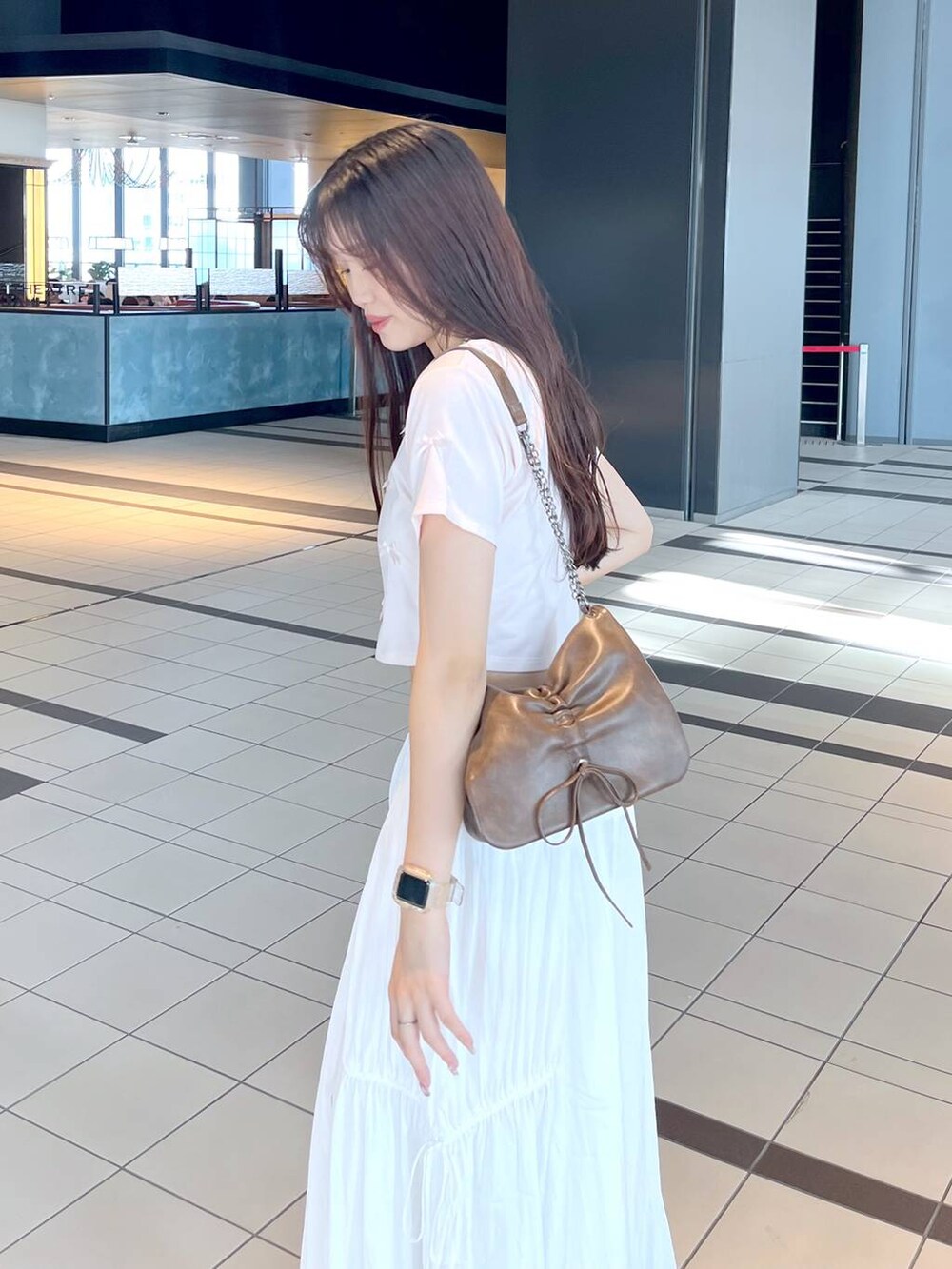 ピンク系のTシャツ/カットソー、ホワイト系のキャミソール、ブラウン系のショルダーバッグを着用したレディースの夏コーディネートの5枚目の写真