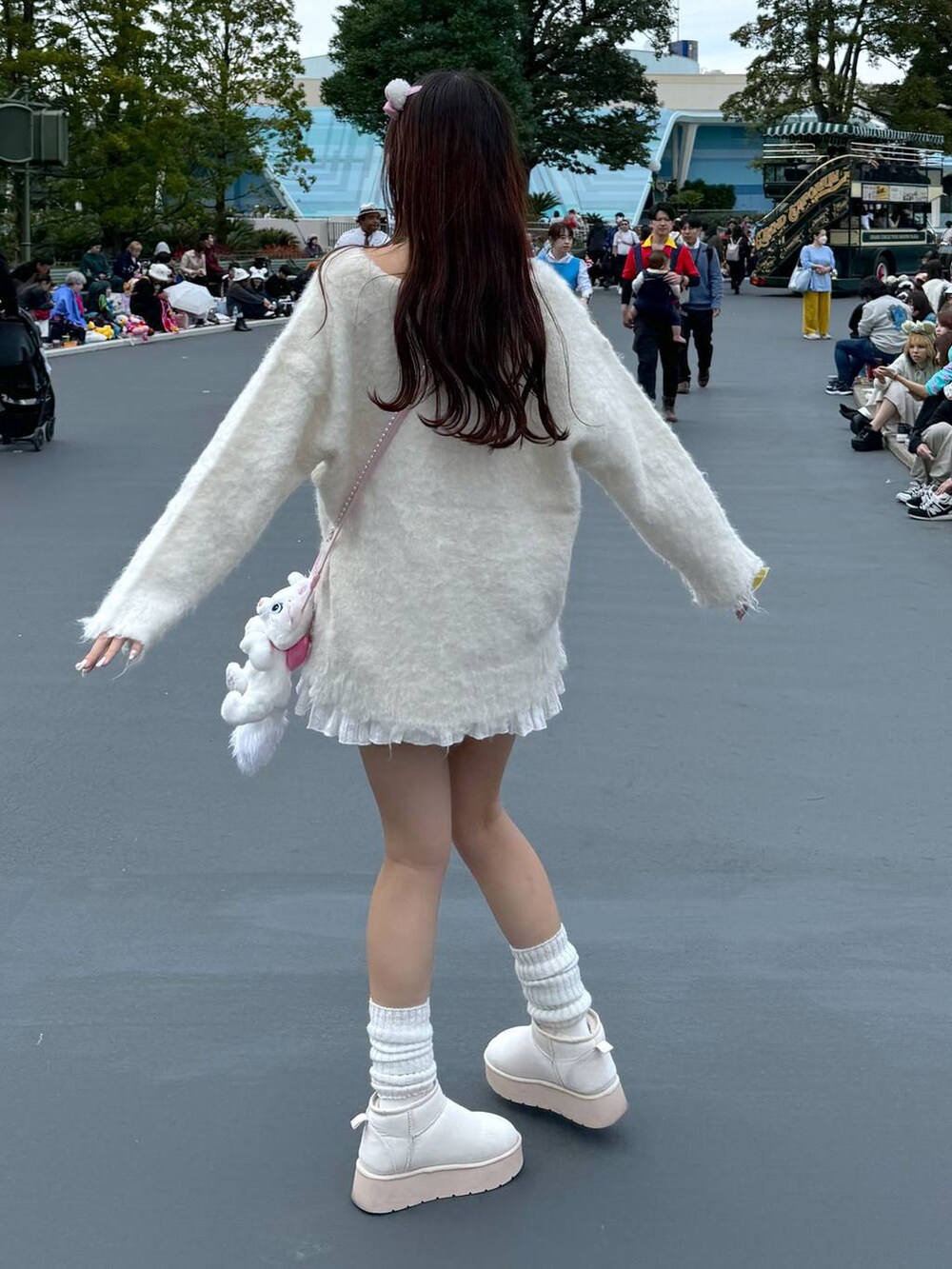 ブラウン系のショルダーバッグ、ホワイト系のTシャツ/カットソー、ホワイト系のブーツを着用したレディースの秋コーディネートの4枚目の写真