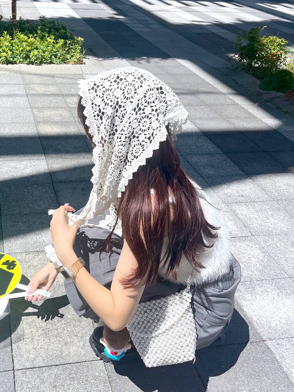 ホワイト系のワンピース、ベージュ系のストール/ショールを着用したレディースの夏コーディネートの2枚目の写真