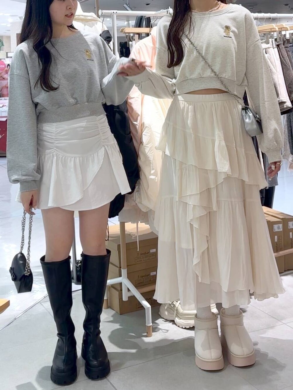 ホワイト系のスカート、ブラック系のブーツ、ホワイト系のブーツを着用したレディースの冬コーディネートの5枚目の写真