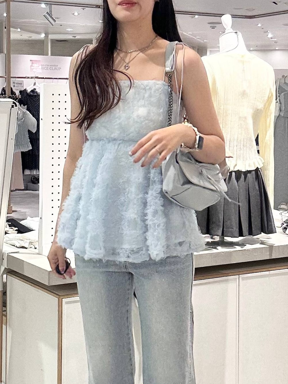 ブルー系のショルダーバッグ、ブラック系のパンプス、ブルー系のキャミソールを着用したレディースの夏コーディネートの5枚目の写真