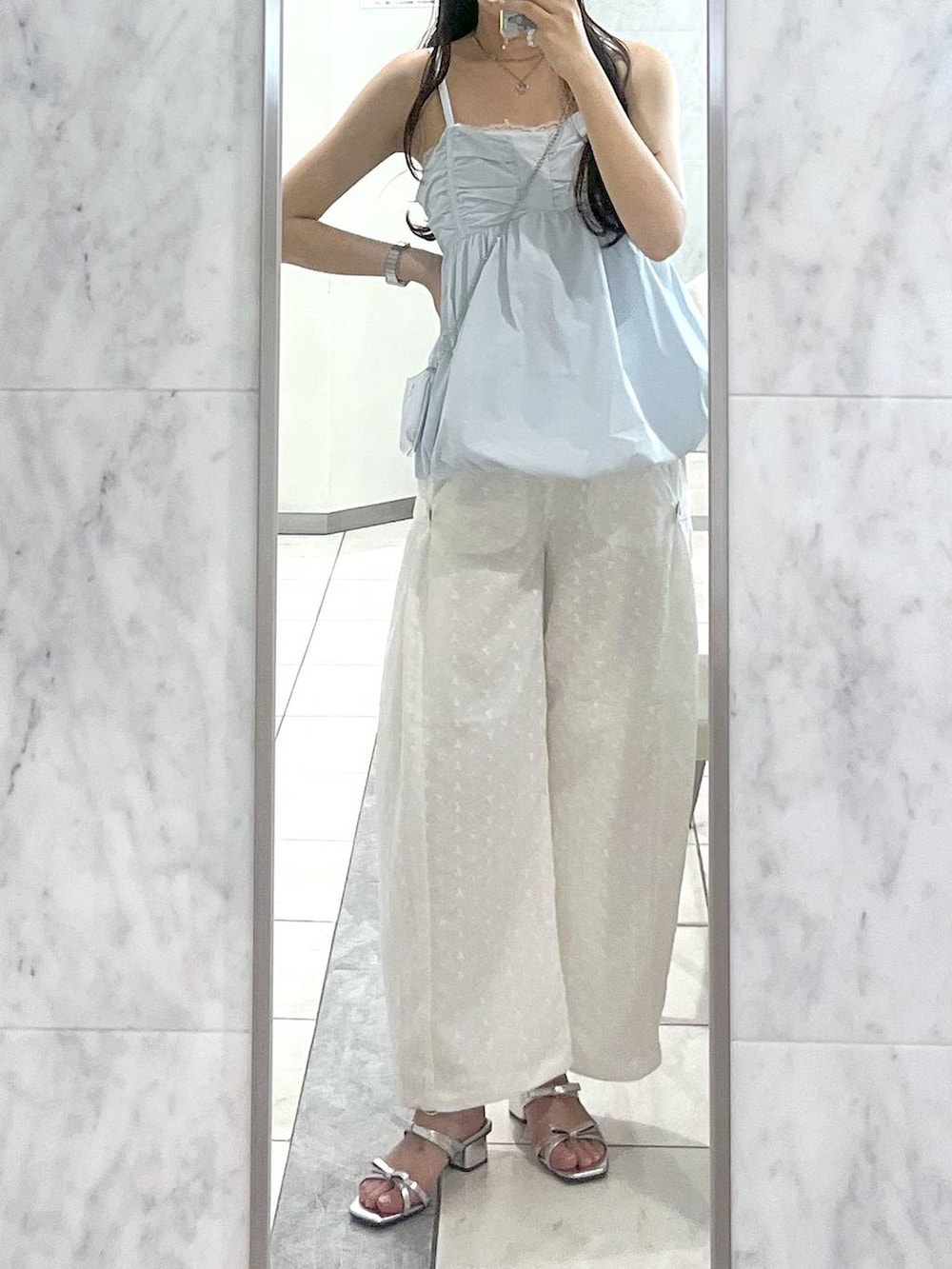 シルバー系のサンダル、ホワイト系のその他パンツ、ブルー系のシャツ/ブラウスを着用したレディースの夏コーディネートの4枚目の写真