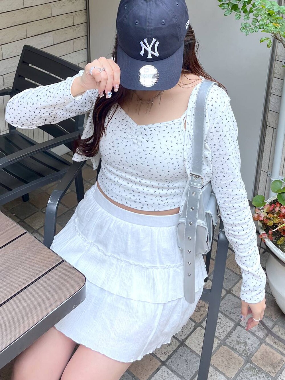 ホワイト系のスカート、ホワイト系のアンサンブル、ホワイト系のキャミソールを着用したレディースの春コーディネートの2枚目の写真