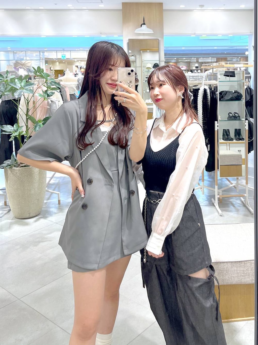 ブラック系のスラックス、ブラック系のシャツ/ブラウス、グレー系のワンピースを着用したレディースの春コーディネートの2枚目の写真