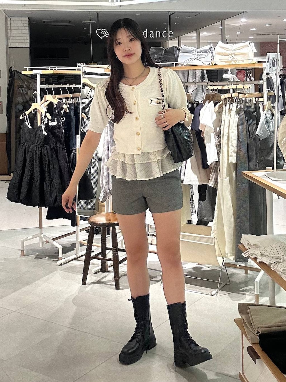 グレー系のその他パンツ、ホワイト系のチューブトップ、ブラック系のショルダーバッグを着用したレディースの夏コーディネートの4枚目の写真