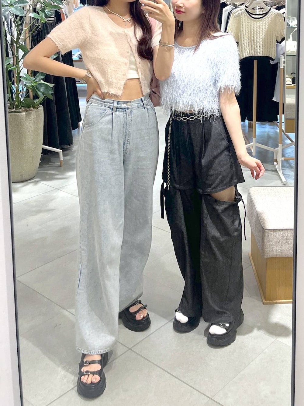 ブラック系のスラックス、ブルー系のTシャツ/カットソー、ブルー系のデニムパンツを着用したレディースの春コーディネートの4枚目の写真
