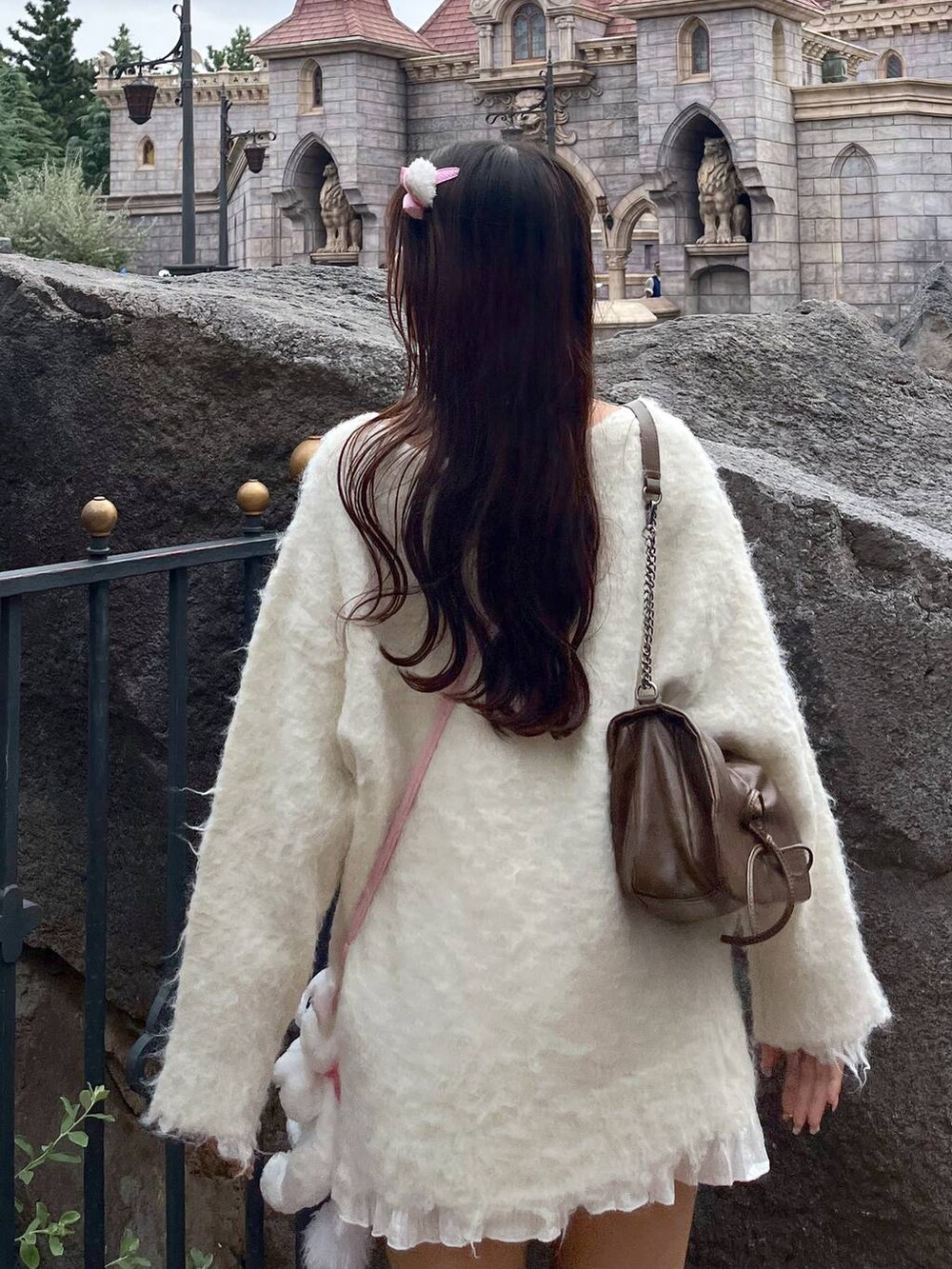 ブラウン系のショルダーバッグ、ホワイト系のTシャツ/カットソー、ホワイト系のブーツを着用したレディースの秋コーディネートの5枚目の写真