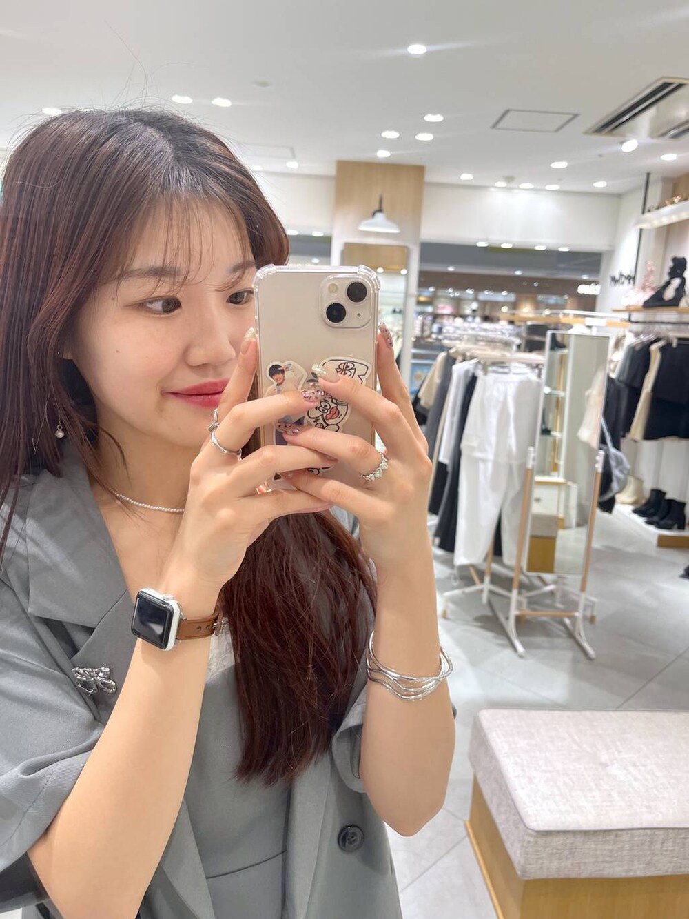 グレー系のワンピース、ブラック系のローファー、ホワイト系のキャミソールを着用したレディースの夏コーディネートの3枚目の写真