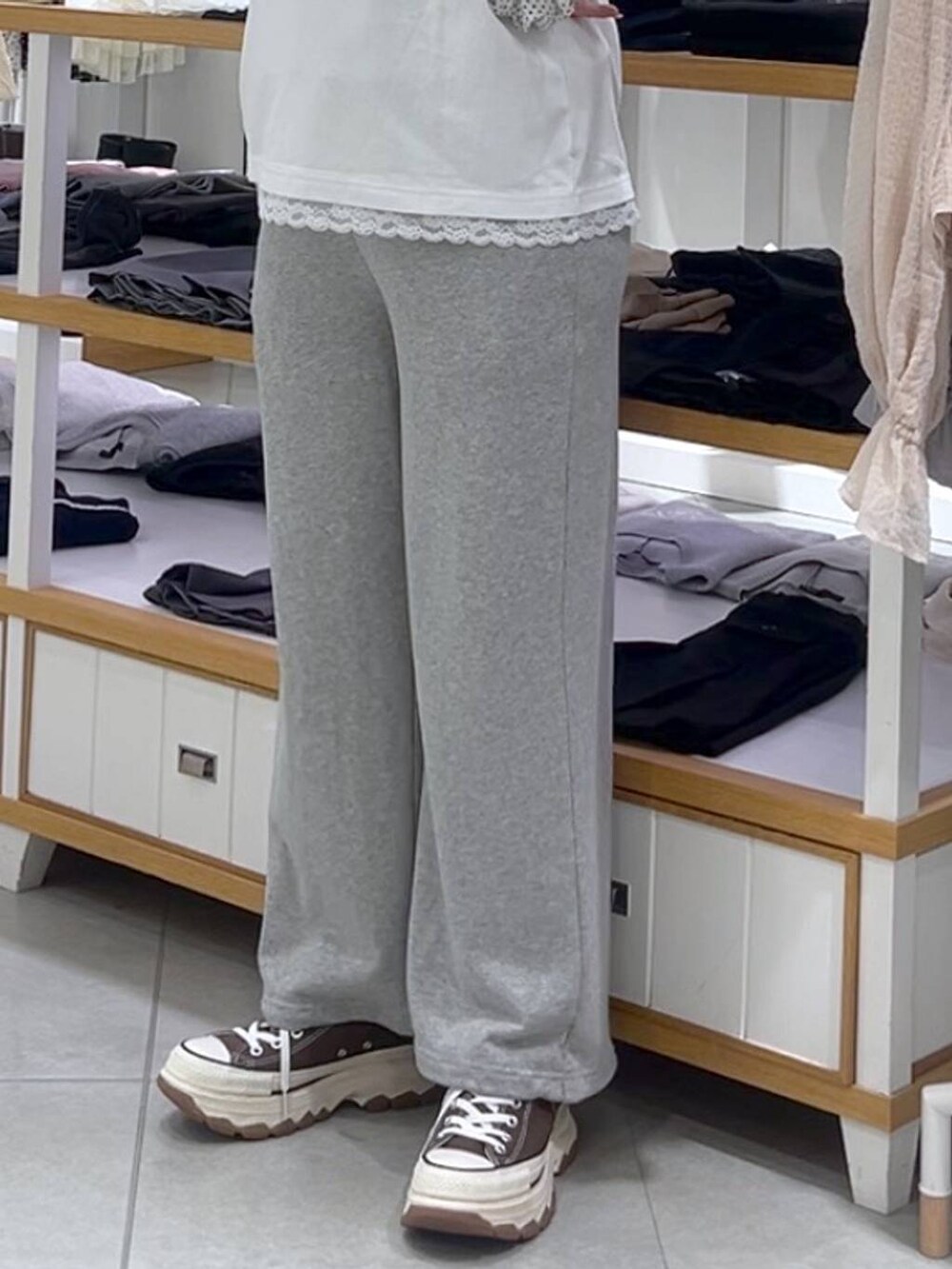 ホワイト系のキャミソール、グレー系のスウェットパンツ、ホワイト系のTシャツ/カットソーを着用したレディースの春コーディネートの5枚目の写真