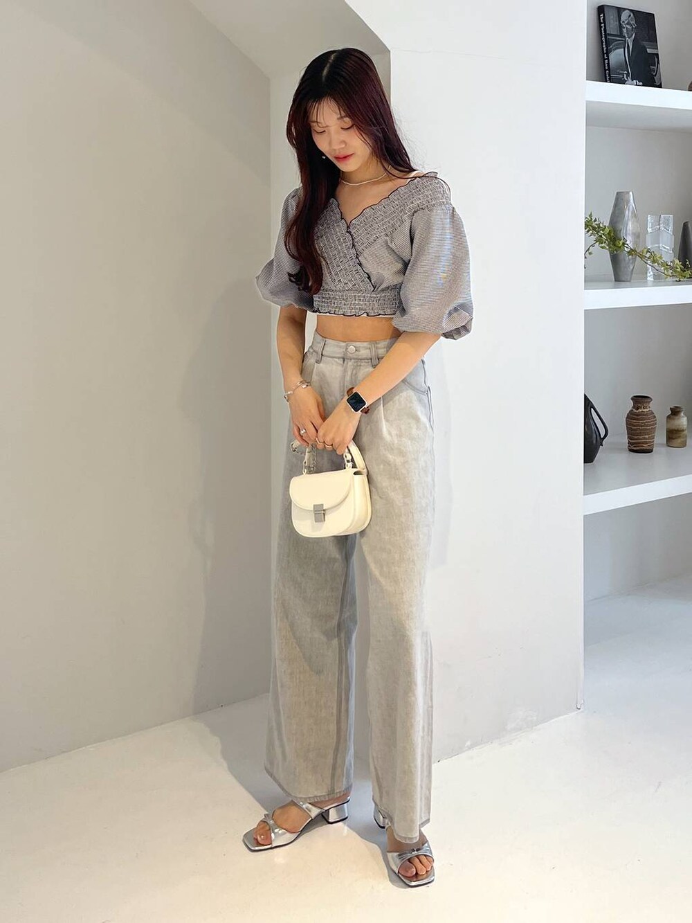 シルバー系のサンダル、ホワイト系のキャミソール、グレー系のデニムパンツを着用したレディースの夏コーディネートの7枚目の写真