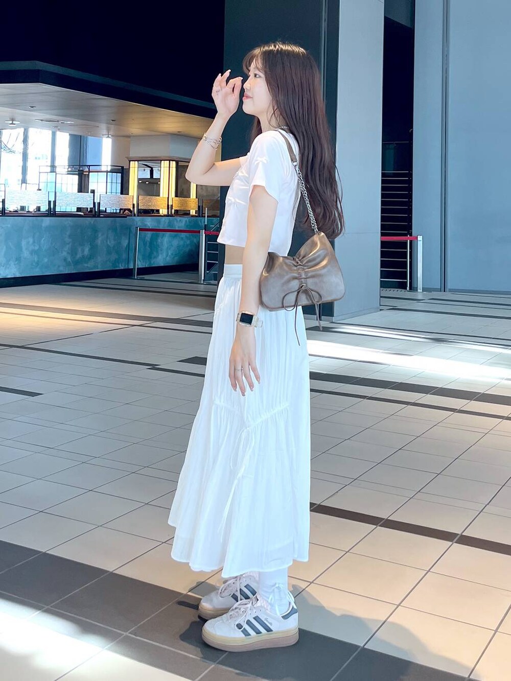 ピンク系のTシャツ/カットソー、ホワイト系のキャミソール、ブラウン系のショルダーバッグを着用したレディースの夏コーディネートの6枚目の写真