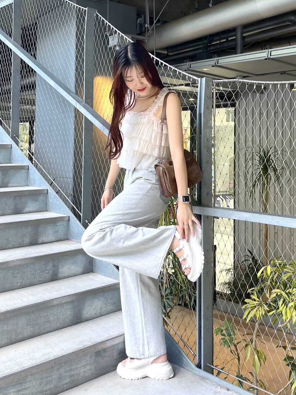 ブラウン系のショルダーバッグ、ホワイト系のキャミソール、ホワイト系のキャミソールを着用したレディースの夏コーディネートの6枚目の写真