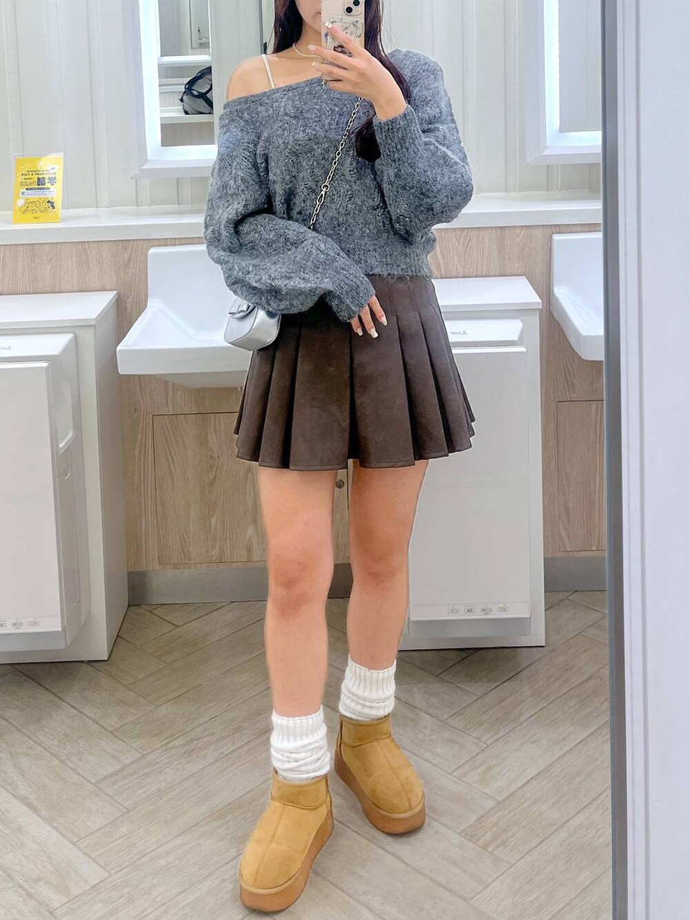 ブラウン系のスカート、ホワイト系のキャミソール、シルバー系のショルダーバッグを着用したレディースの秋コーディネートの2枚目の写真