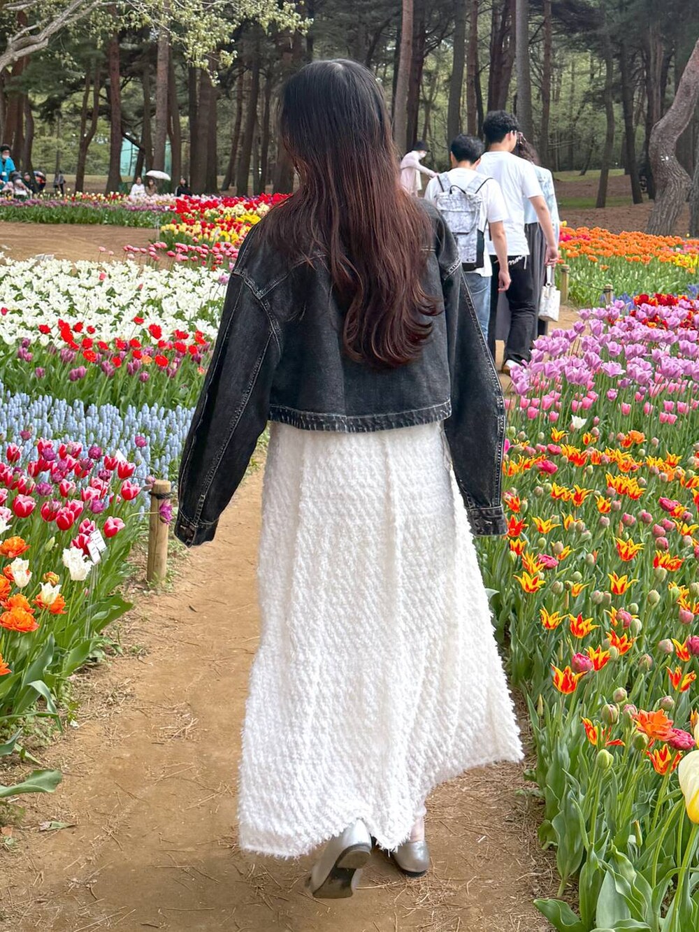 ホワイト系のワンピース、ホワイト系のキャミソール、シルバー系のパンプスを着用したレディースの春コーディネートの6枚目の写真