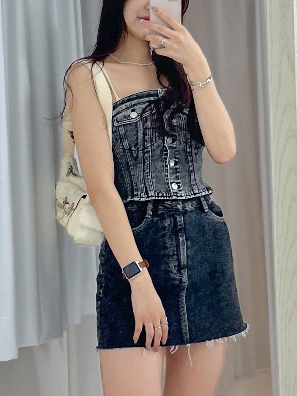 ホワイト系のショルダーバッグ、ブルー系のその他トップス、ブラック系のデニムスカートを着用したレディースの春コーディネートの3枚目の写真