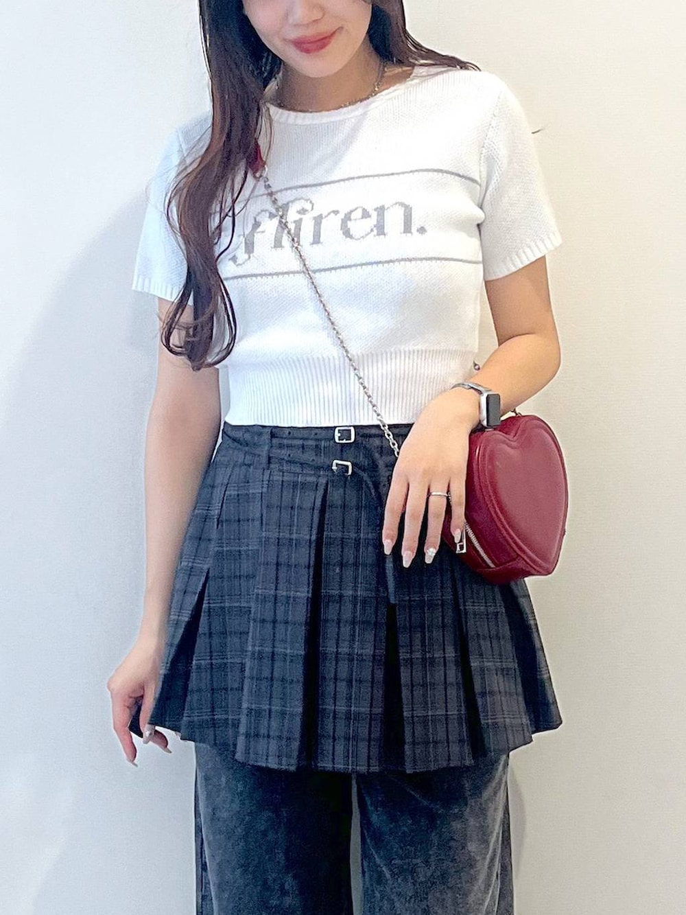 ホワイト系のキャミソール、シルバー系のサンダル、グレー系のスカートを着用したレディースの春コーディネートの8枚目の写真