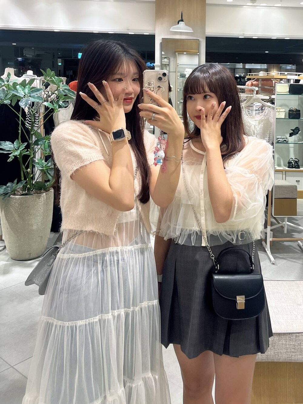 グレー系のスカート、ホワイト系のワンピース、ホワイト系のキャミソールを着用したレディースの夏コーディネートの2枚目の写真