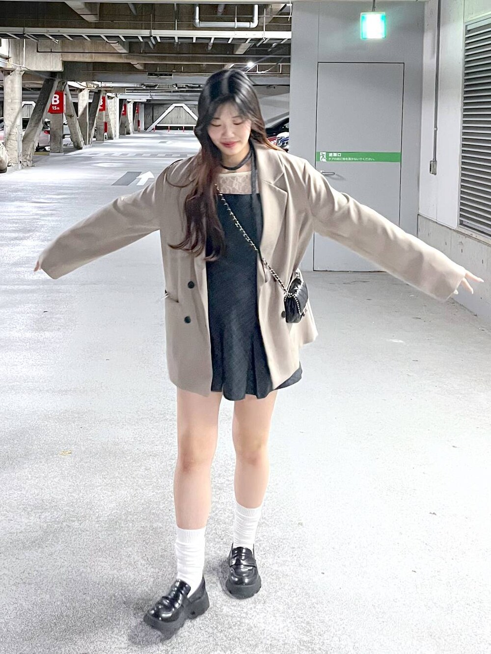 ホワイト系のキャミソール、グレー系のワンピースを着用したレディースの夏コーディネートの3枚目の写真