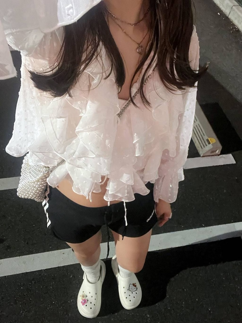 ホワイト系のキャミソール、その他のシャツ/ブラウス、シルバー系のネックレスを着用したレディースの夏コーディネートの5枚目の写真