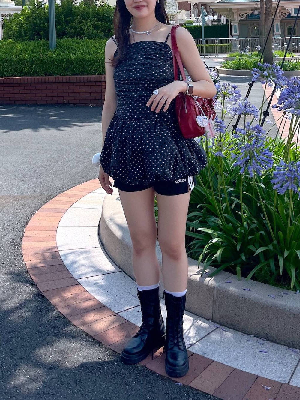 ホワイト系のキャミソール、その他のワンピース、ブラック系のブーツを着用したレディースの夏コーディネートの3枚目の写真