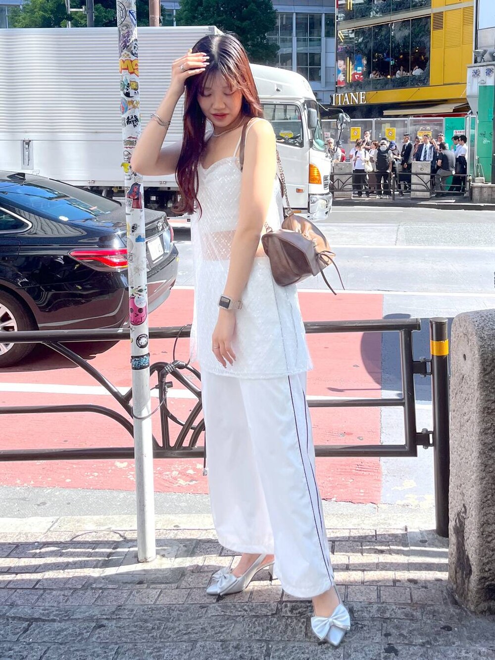 シルバー系のサンダル、ホワイト系のキャミソール、ホワイト系のワンピースを着用したレディースの夏コーディネートの6枚目の写真