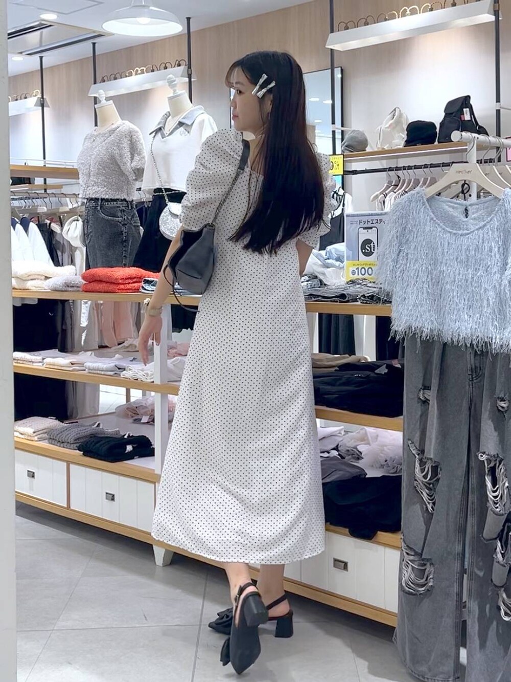 ブラック系のサンダル、ホワイト系のワンピース、ホワイト系のキャミソールを着用したレディースの春コーディネートの4枚目の写真