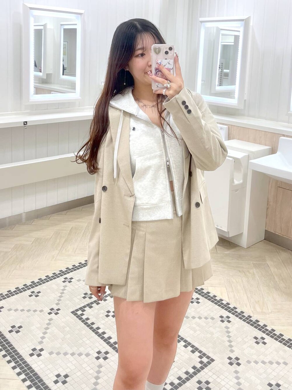 ホワイト系のキャミソール、ブラック系のローファー、ベージュ系のパーカーを着用したレディースの春コーディネートの3枚目の写真