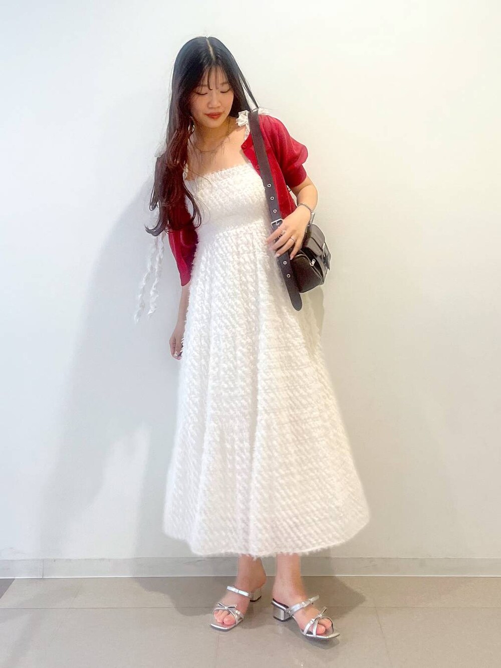 シルバー系のサンダル、ホワイト系のワンピース、レッド系のカーディガン/ボレロを着用したレディースの春コーディネートの2枚目の写真