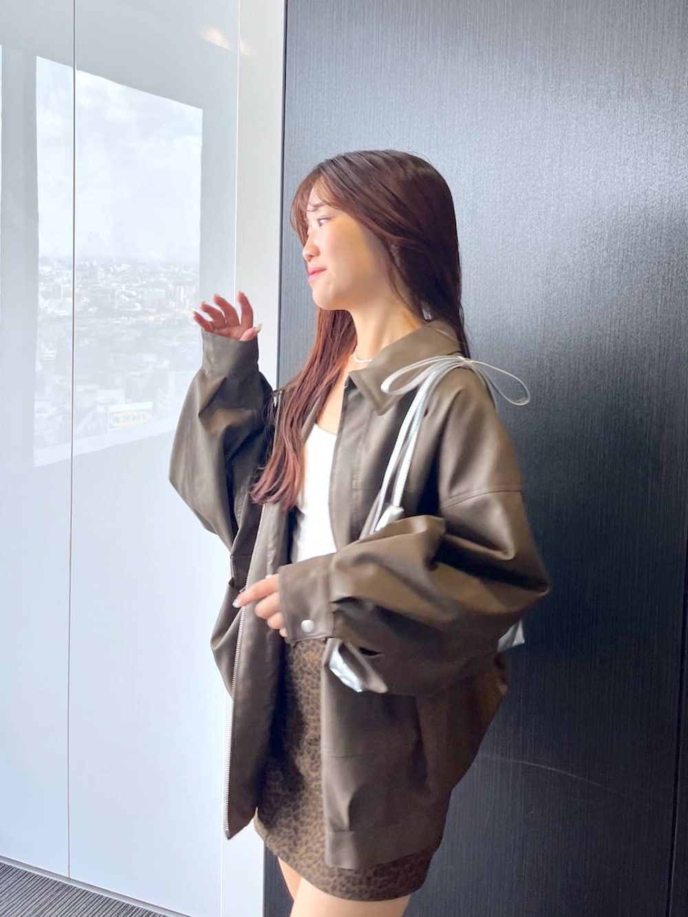 ブラウン系のブーツ、その他のスカート、シルバー系のショルダーバッグを着用したレディースの秋コーディネートの7枚目の写真